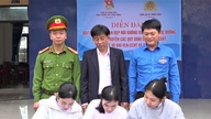 Over 1.200 elever fra Hung Vuong High School underskrev et løfte om ikke at bruge fyrværkeri.