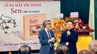 Le recueil de poésie et de peinture « Lotus » est une déclaration d'adieu à la poésie du Dr The Hung, un spécialiste de l'esthétique.