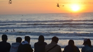 Travle turister byder nytårsolopgangen velkommen på Lam Dong-stranden.