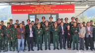 Militærregion 7: Overdragelse af 4 huse fra "Quang Trung-kampagnen" til oversvømmelsesofre i Lam Dong-provinsen.