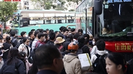 La estación de autobuses de Hanói está abarrotada de pasajeros ante la proximidad de las vacaciones de Año Nuevo.
