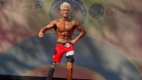 Den etbenede unge mand holder ud at erobre bodybuilding-arenaen.