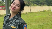 Il sorriso dietro l'aspetto "ferroso" della guardia di sicurezza donna.