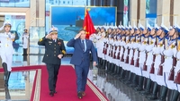 הונג צ'או, מזכיר חיל הים בפועל של ארה"ב, מבקר בחיל הים הווייטנאמי.