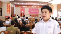 El alumno con la mejor puntuación en el examen de ingreso al décimo grado de la escuela más prestigiosa de Quang Ngai fue homenajeado.