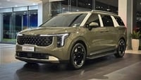 Der große MPV Kia Carnival ist bei den Händlern um 150 Millionen VND reduziert.