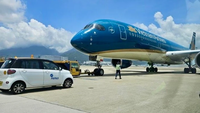 Самолет авиакомпании Vietnam Airlines совершил экстренную посадку в Гонконге для оказания медицинской помощи пассажирам.