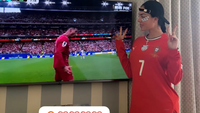 La prometida de Cristiano Ronaldo luce la tendencia de "no llevar pantalones" para celebrar el logro de CR7.