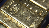 I prezzi globali dell'oro sono crollati, mentre quelli del petrolio greggio sono precipitati.