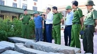 Tras la exitosa investigación sobre el robo de antiguas piedras de puente, el coronel Bui Trung Thanh devolvió personalmente los artefactos.