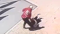 Policja bada nagranie, na którym widać, jak kierowca dostawy atakuje i ciągnie kobietę za włosy, rzekomo dlatego, że spóźniła się z odbiorem zamówienia.