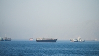 Iran dan AS mengeluarkan peringatan baru terkait Selat Hormuz.
