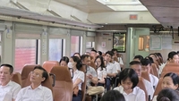 Que transporte le « train Bach Mai » qui achemine 1 200 médecins et infirmières entre Hanoï et Ninh Binh ?