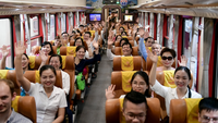 Kereta api pertama yang membawa doktor dan jururawat dari Hanoi ke Hospital Bach Mai 2.