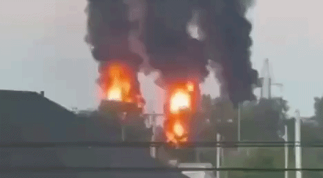 Depositi petroliferi russi avvolti dalle fiamme in seguito all'attacco ucraino.