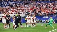 Güler błyszczy późno, Türkiye pokonuje USA; Australia zapewnia sobie miejsce w fazie pucharowej.