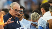 Dàn sao Uruguay công khai ‘bật’ HLV Bielsa trước trận sinh tử