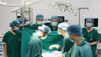 바흐 마이 병원 닌빈 지점에서 밤새 시행된 첫 번째 응급 수술로 양쪽 다리가 마비될 위험에 처했던 환자의 목숨을 구했습니다.
