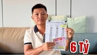 این مرد پس از برنده شدن جایزه بزرگ لاتاری ویتنام جنوبی، تمام خانواده‌اش را برای دریافت جایزه برد.