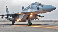 Rosyjski bezzałogowy samolot Geran-4 niszczy ukraińskiego MiG-29 bezpośrednio na pasie startowym.