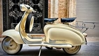 En vintage Lambretta Li 150 Series 2 motorcykel med en heldig nummerplade til en pris på 550 millioner VND skaber furore.