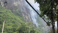 Ninh Binh eyaletinde yıldırım çarpması sonucu orman yangınları çıktı; 200'den fazla kişi alevleri söndürmek için yorulmadan çalışıyor.