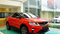 Geely Coolray розпродає свої старі моделі 2025 року випуску, знижуючи ціни на них до 100 мільйонів донгів.