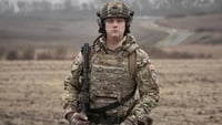 Velitel ukrajinské mechanizované brigády zemřel na následky střelného zranění; policie zahájila vyšetřování.
