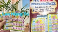 Loterij van Zuid-Vietnam: Echtgenoot neemt vrouw mee naar loterijkantoor om prijs van 18 miljard VND op te eisen.