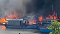 Десять рибальських човнів були охоплені полум'ям, густий чорний дим піднімався на сотні метрів у повітря.