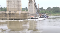 Dois navios de carga se desprenderam das amarras e ficaram à deriva no rio, colidindo com os pilares da ponte em Phu Tho.