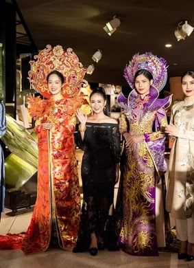 Trình diễn trang phục dân tộc quốc tế “Bước chân di sản”