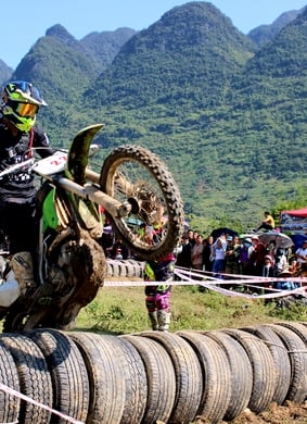 Giải đua ô tô, mô tô mạo hiểm “Tinh thần đá” và bay dù lượn