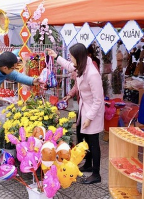 Trưng bày sản phẩm tiêu dùng phục vụ Tết Bính Ngọ - "Xuân Đoàn Viên"
