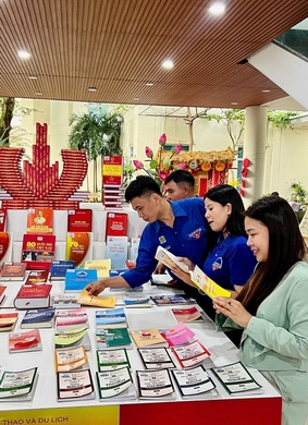 Trưng bày hàng trăm tài liệu, sách ảnh về bầu cử