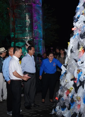 Triển lãm nghệ thuật 'Hoa và rác'