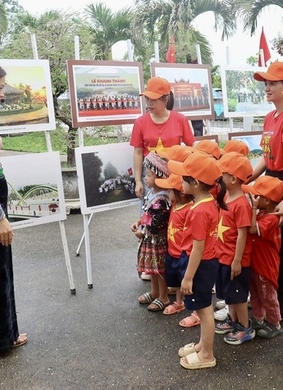Exposición de fotografías que conmemoran la victoria en Dien Bien Phu.