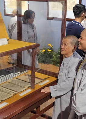 Exhibition and presentation of Hue's Buddhist heritage during the Buddha's Birthday season.