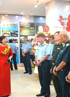 Triển lãm chuyên đề “Một số trận đánh độc đáo của Bộ đội Phòng không-Không quân”.