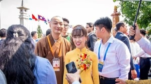 Tỷ phú Nguyễn Thị Phương Thảo tại Vesak 2025: Doanh nhân hiện đại và tinh thần Phật giáo trong thời đại mới