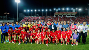 Premierminister Pham Minh Chinh ging auf das Spielfeld, um die vietnamesische Frauenmannschaft anzufeuern: „Die Mädchen haben tapfer gekämpft!“