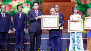 Anh hùng tuổi 90