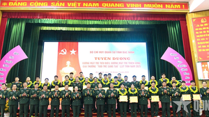 ກອງບັນຊາການທະຫານແຂວງບັກນິງຍ້ອງຍໍຊາວໜຸ່ມທີ່ມີຜົນງານດີເດັ່ນ ແລະ ຊາວໜຸ່ມທີ່ມີພອນສະຫວັນ.