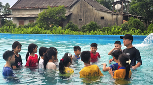 ຄູສອນລອຍນໍ້າສຳລັບເດັກນ້ອຍໃນພາກພື້ນ Cua.