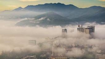 Esta mañana, la ciudad costera de Quy Nhon luce 'de ensueño' entre la niebla.