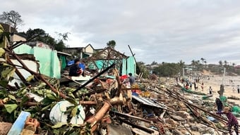 Sáng nay, Quy Nhơn thức dậy trong hoang tàn