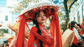 رژه لباس‌های باستانی: شادی صد گل