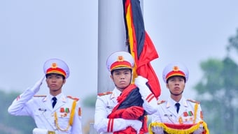 Lễ thượng cờ rủ Quốc tang nguyên Chủ tịch nước Trần Đức Lương dưới mưa