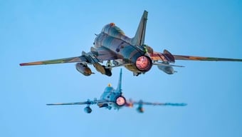 Khoảnh khắc SU-30MK2 "xé gió", khí tụ kín lưng cánh như khoác mây trắng