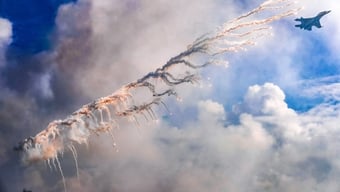 Nahaufnahme eines Su-30MK2-Kampfjets, der Hitzefallen am Himmel über Ba Dinh abwirft